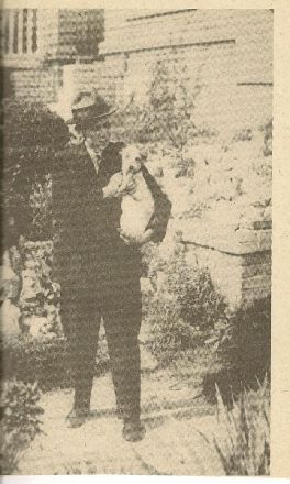 Karel Čapek och Dasjenka i trädgården (ur boken "Karel Čapek" av Eckhard Thiele).